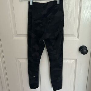 Lululemon Camo Leggings Size 2, 23 inch